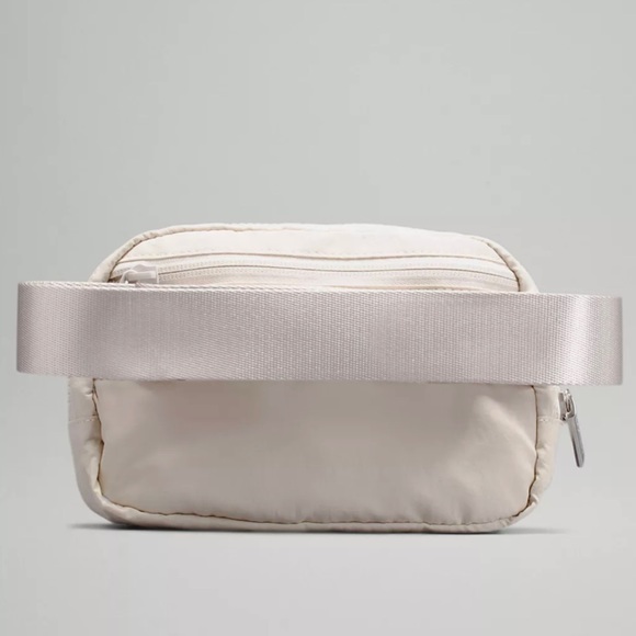 Lululemon Everywhere Belt Bag NWT - Picture 2 of 10